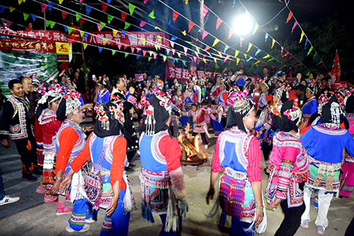 云南省弥渡县寅街镇瓦哲村举办“二月八传统踏歌会” 展现彝家风情与民族和谐