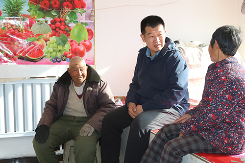 闫继英：不到三年时间换了七条轮胎的驻村干部