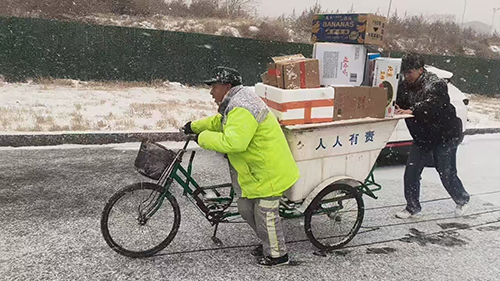 冬日送暖，雪中见温情